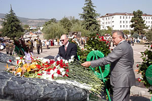 NKR President Ghoukasian and Armenian Prime Minister Markarian Lay Flowers at the Memorial for the War Heroes